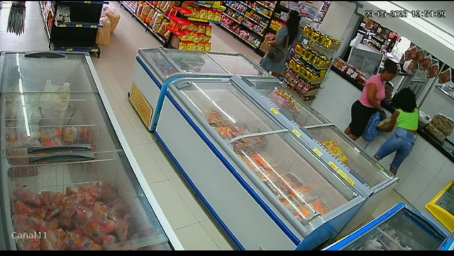 Mulheres são flagradas furtando mercadorias em supermercado na Bahia